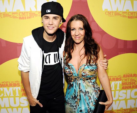 Justin Bieber và mẹ Pattie Mallette tham dự liên hoan CMT Music Awards hôm 8/6/2011 ở Nashville, Tennessee. Ảnh. Rick Diamond/Getty.